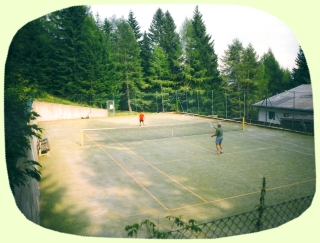 Ein fast zu jeder Jahreszeit bespielbarer Tennisplatz